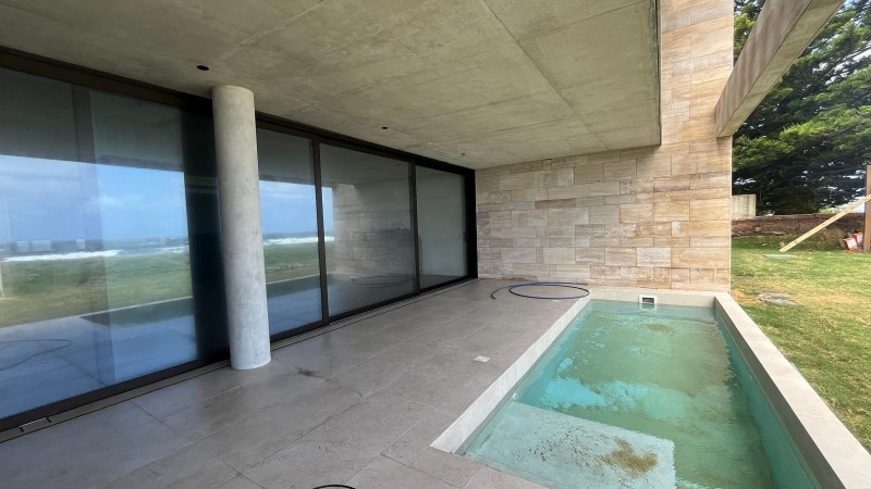 Casa Arte Barra en venta sobre el mar 